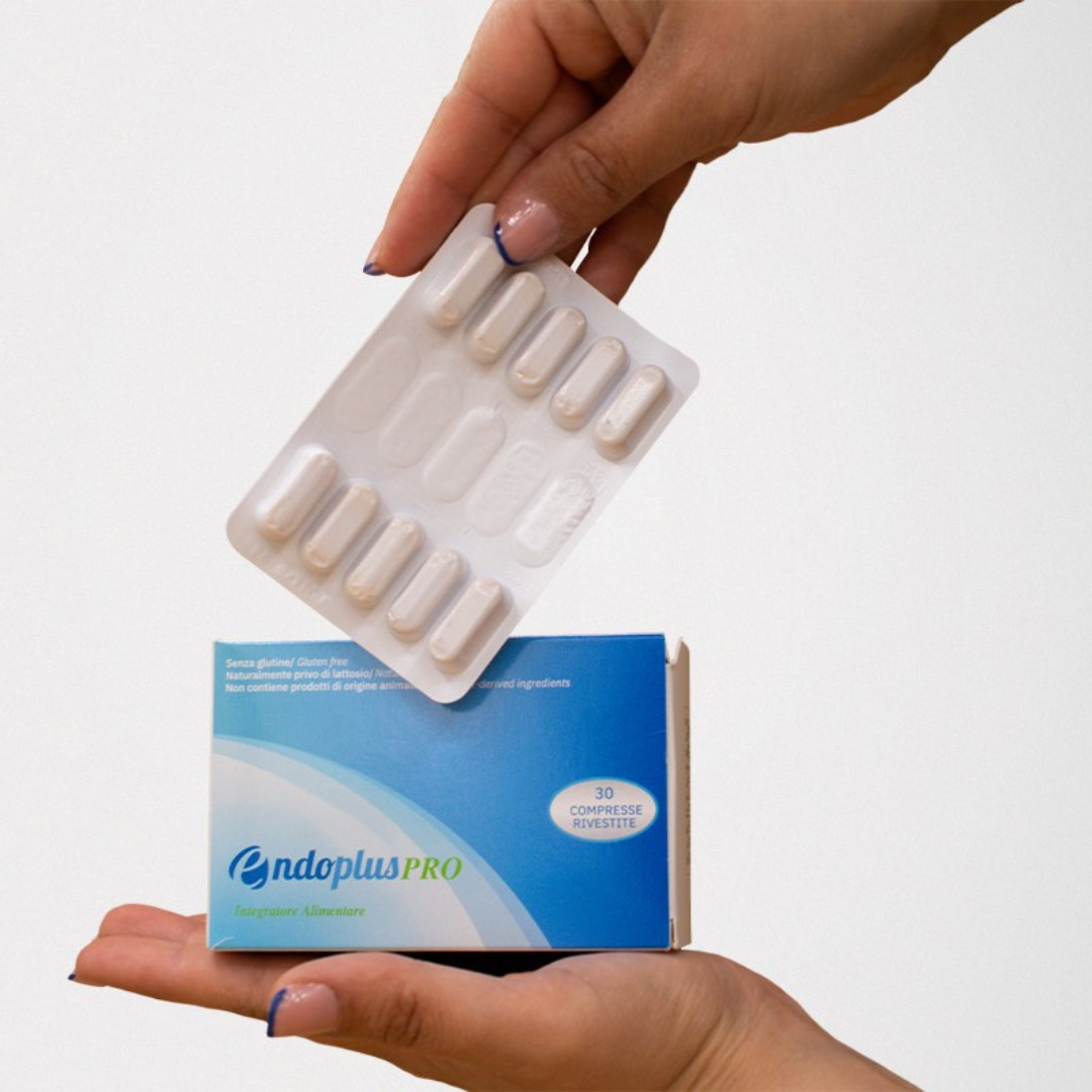 Mani che tengono la confezione di EndoPlus PRO e un blister di compresse